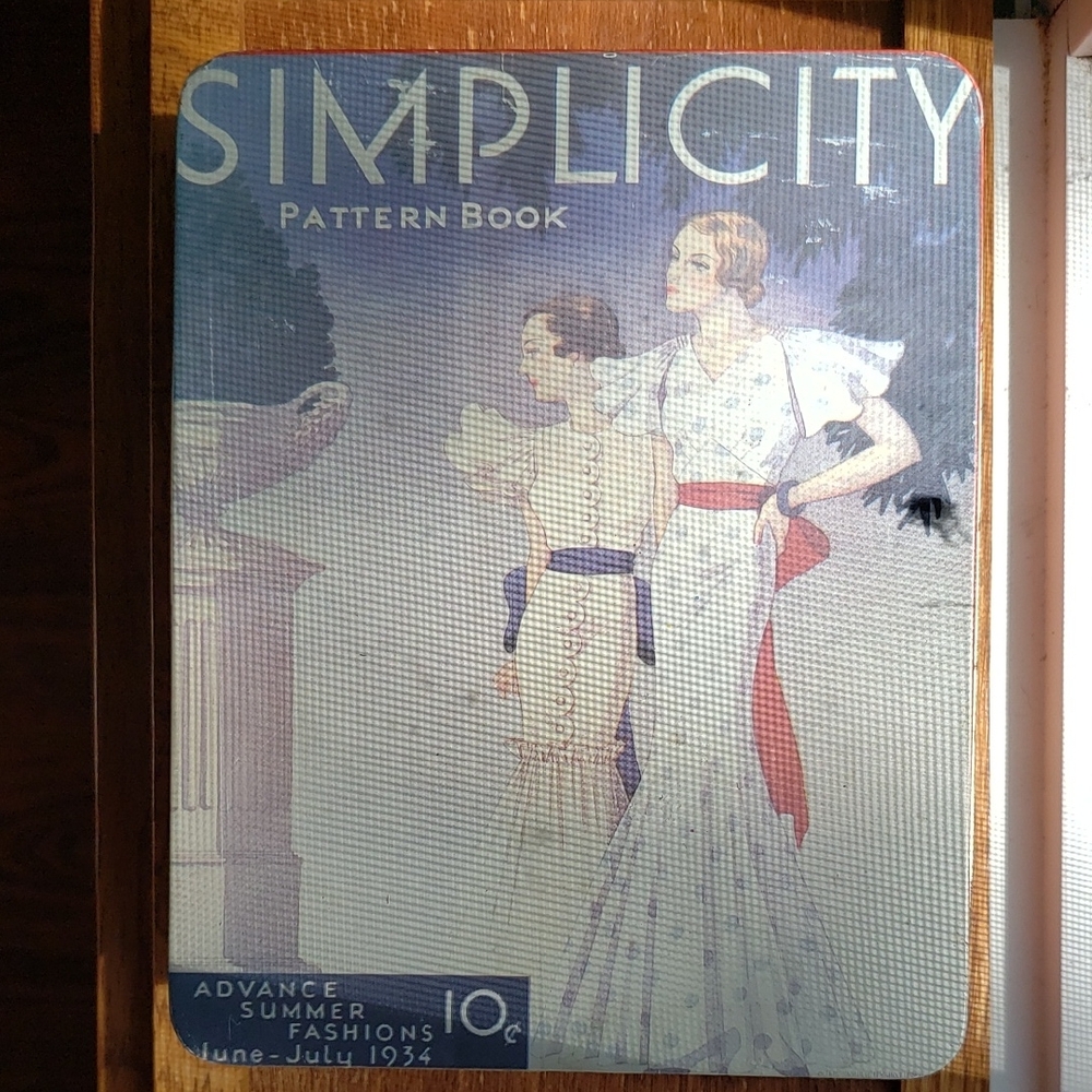 Simplicity Pattern Storage Tin with Fashion Illustrations